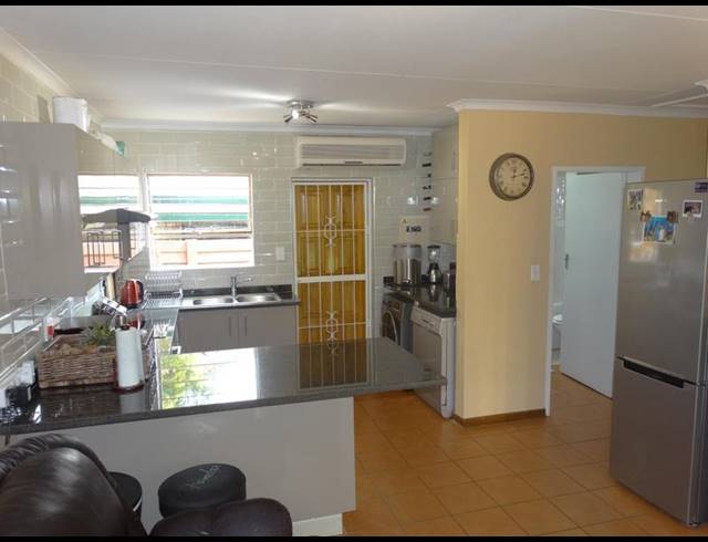 2 BEDROOM TOWNHOUSE FOR SALE IN DIE HOEWES